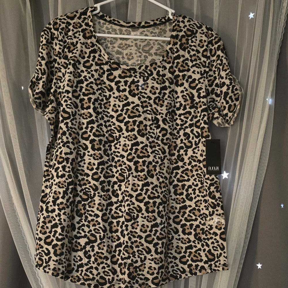 a.n.a Womens Round Neck Short Sleeve T-Shirt Leopard print NWT